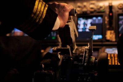 Piloto de avión. (Foto: Freepik)